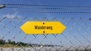 sommerserie_flugplatz_0_hauptbild_online_preview Natürlich gibt es idyllischere Wanderwege – aber für einen echten Dübendorfer ist ein bisschen Stacheldraht kein Hindernis.