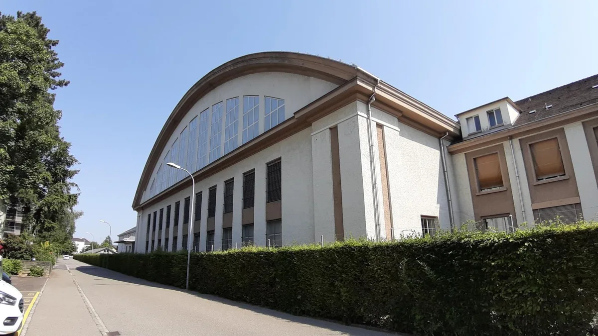 Das Werkstattgebäude/Bogenhangar mit Baujahr 1922 am Rechweg.