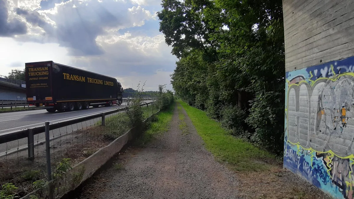 Weg entlang der Autobahn.