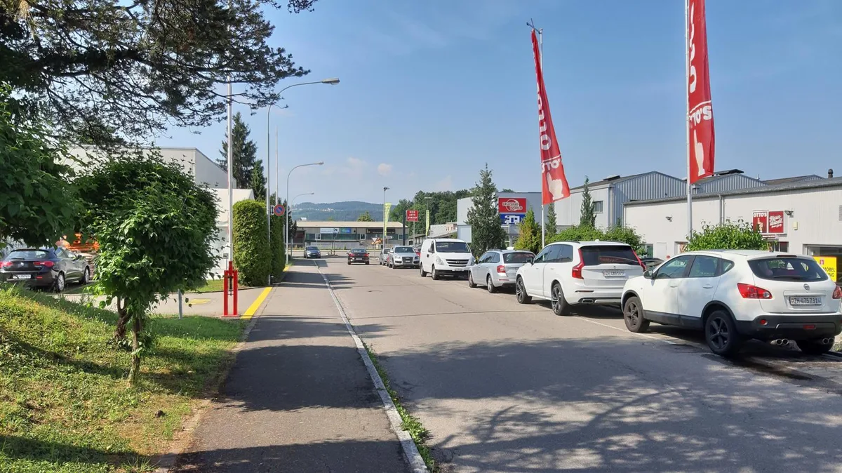 Wanderweg durch das Volketswiler Gewerbegebiet.