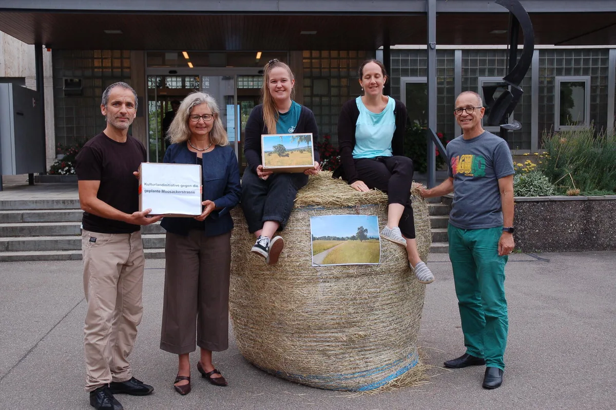 220628_einreichung_kulturlandinitiative_moosackerstrasse Die Ustermer Stadtpräsidentin Barbara Thalmann nimmt die Kulturland-Iniative der Grünen Uster entgegen.