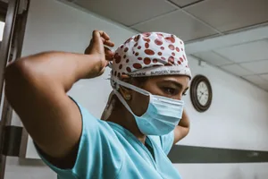 sj-objio-8hhxo3iyuu0-unsplash Muss wieder in den Spitälern der Region getragen werden: eine Maske gegen die Verbreitung des Coronavirus.