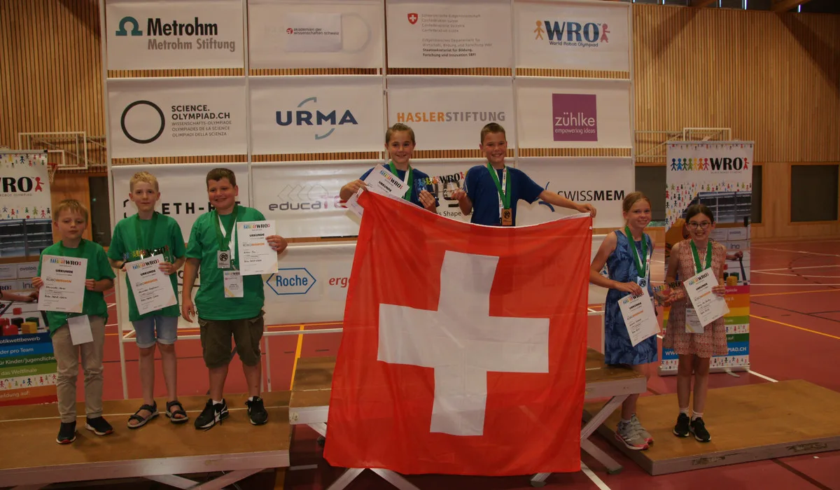 elementary Auf dem Siegerpodest der Altersklasse Elementary: Elias Looser aus Russikon und Elias Zimmerli aus Madetswil., Belegten den dritten Platz der Senioren: Lukas Székely aus Wetzikon und Rafael Brönnimann aus Wernetshausen (rechts im Bild)., An jedem der Spielfelder halten ehrenamtliche Schiedsrichter fest, wie sich die Roboter schlagen.
