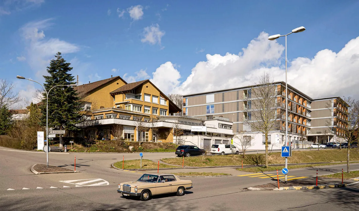 erweiterungsbau_phase_2_strasse So soll der Erweiterungsbau Loogarten dereinst aussehen., Aktuell verzeichnet das Alterszentrum eine hohe Auslastung der Betten und steigende Anforderungen an das Pflegepersonal., Auch haben die Bewohnenden stetig wachsende Komfortwünsche. Mit dem Erweiterungsbau soll darauf eingegangen werden.
