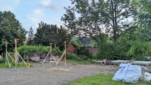 kirchenpark-turbenthal-1 So trist sieht der Kirchenpark im Moment aus. Hier soll dereinst ein Spielplatz und ein Bistro entstehen., Die Gemeindeversammlung nahm das Projekt «Kirchenpark» deutlich an., Turbenthaler Kinder dürfen sich auf einen neuen Spielplatz beim Kirchenpark freuen.
