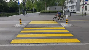 neue_alte_zebrastreifen_im_zentrum_duebendorf_1_preview Hier haben die Fussgänger nun wieder ganz offiziell Vortritt – und die Velofahrer nicht., Weil an dieser Stelle ein Schulweg durchführt, durfte die Stadt den zuvor entfernten Zebrastreifen wieder aufmalen.