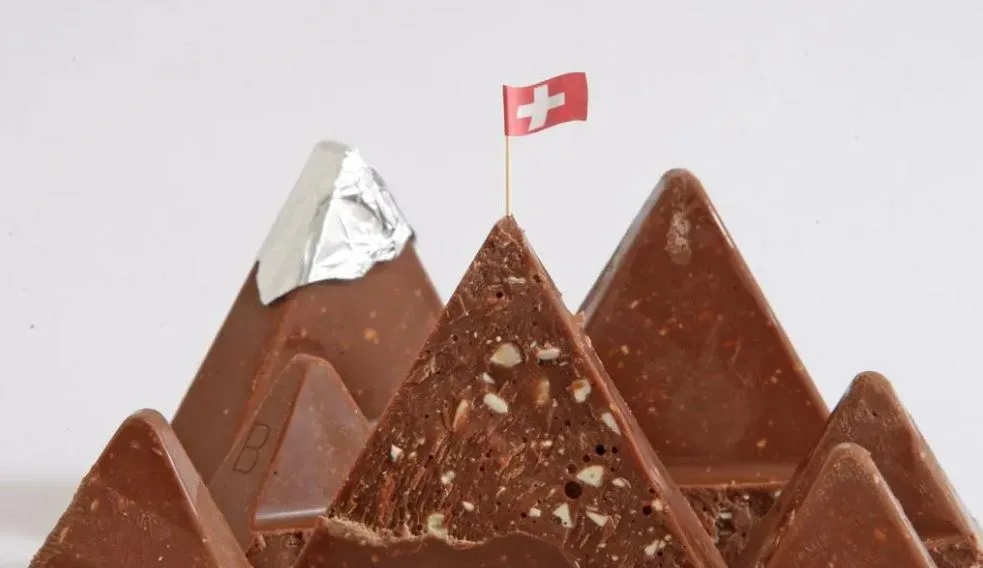 Toblerone-Schokolade mit einer Schweizer Flagge auf dem Schoko-Gipfel.