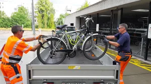 veloabstellplatz_raeumung_bahnhof_stettbach_3_preview Die Männer vom Unterhaltsdienst verladen die herrenlosen oder falsch abgestellten Fahrräder., Ab und zu ist auch schon mal etwas Gewalt nötig., Auch grobes Geschütz wird aufgefahren. , Die Markierung zeigt: Dieses Velo wurde seit Wochen nicht bewegt., Allein in einer Velostation kommen an diesem Tag ein Dutzend Velos zusammen.