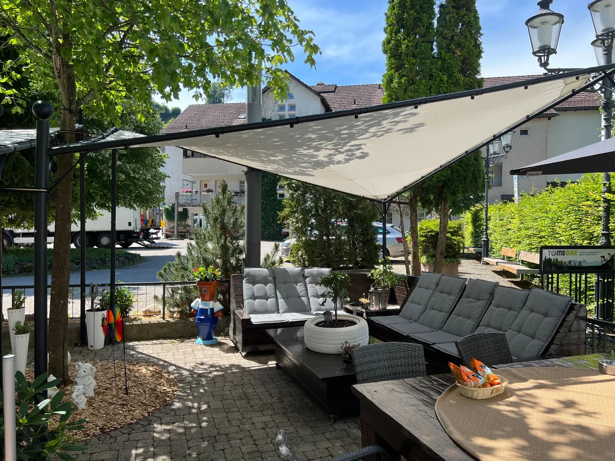 terrasse Das Restaurant Tanne in Bauma wurde für seine Terrasse ausgezeichnet. , Neben einer Lounge hat die Terrasse 70 Sitzplätze. , Wirtin Nadine Kahn fertigt alles in Handarbeit. , Die Dekoration passt sie immer der Saison an.