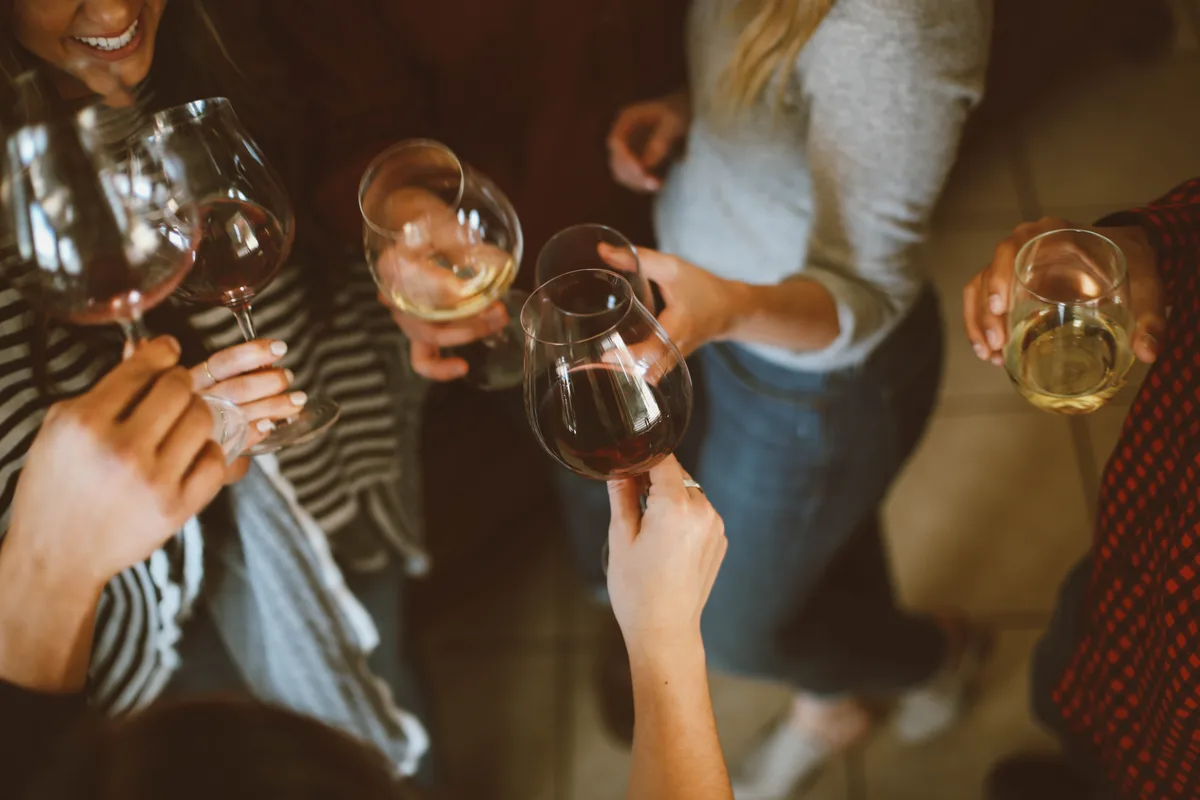 wein2 Wie das Blaue Kreuz schreibt, haben die wenigsten Onlinehändler eine Alterskontrolle für den Alkoholkauf.