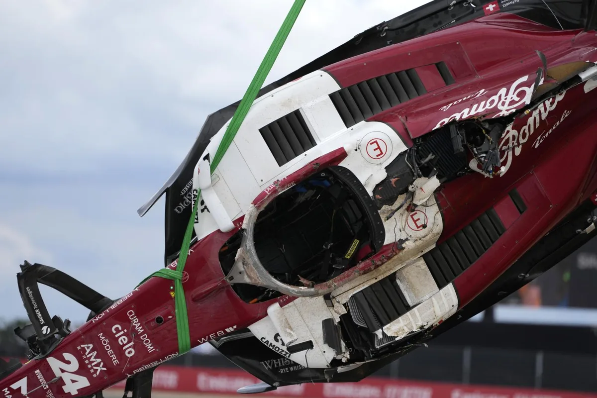 20220703201927909_preview Völlig zerkratzt, aber intakt: Das Halo-System über dem Cockpit schützte den Kopf von Guanyu Zhou., Im Originalzustand sieht der auf dem Cockpit montierte Bügel so aus., Guanyu Zhou (hier eine Aufnahme vor dem Rennen) wurde unverletzt geborgen., Sekundenlang schlitterte der Chinese kopfüber über den Asphalt und durchs Kiesbett., Das Wrack kam erst zwischen Reifenstapel und Fangzaun zum Stillstand.