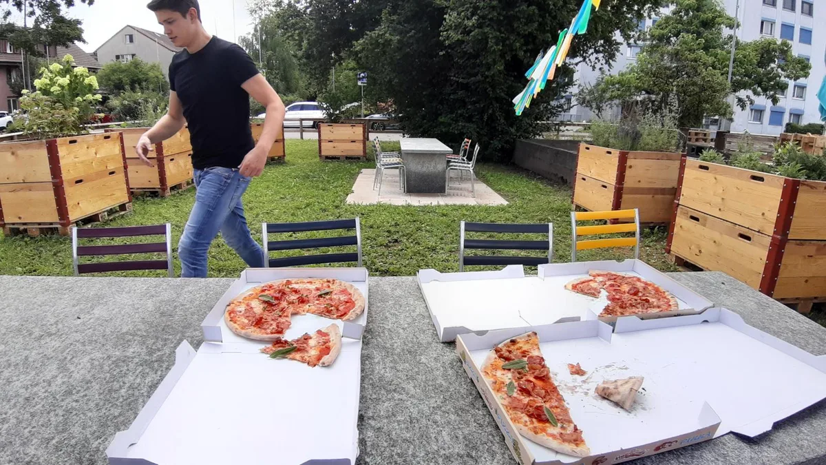 Pizza mit frischen Kräutern. Der Ostschweiz-Korrespondent wollte eigentlich nicht aufs Föteli, da muss er aber schneller sein., Der Platz ist öffentlich. Damit das deutlich wird, soll es noch ein Willkommensschild geben., Die Beeri sind beliebt, deshalb hats hier keine mehr., Was ist was, und kann man das überhaupt essen?