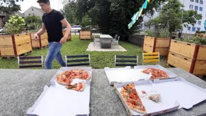 sitzplatz_neben_der_leepuentbrache_in_duebendorf_3_preview Pizza mit frischen Kräutern. Der Ostschweiz-Korrespondent wollte eigentlich nicht aufs Föteli, da muss er aber schneller sein., Der Platz ist öffentlich. Damit das deutlich wird, soll es noch ein Willkommensschild geben., Die Beeri sind beliebt, deshalb hats hier keine mehr., Was ist was, und kann man das überhaupt essen?