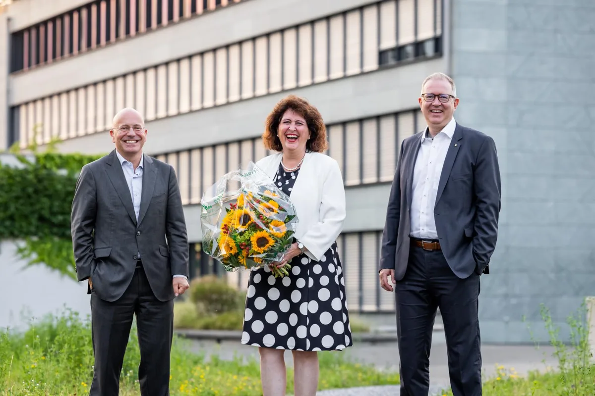 Die neue Ratspräsidentin Cornelia Schwarz mit dem ersten Vize Patrick Schärli (rechts) und dem zweiten Vize Roger Gallati.
