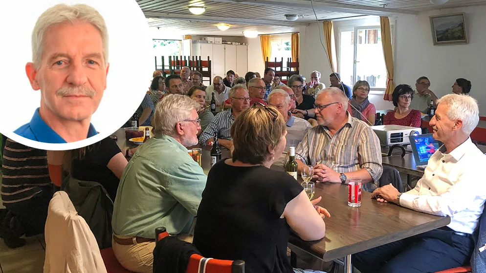 20220706-bildkombo-kapo-krisenfall Polizeikommandant Bruno Keller hielt ein Referat in Turbenthal., Zufrieden mit dem Themenabend: Referent Bruno Keller und die die Organisatoren Andrea Bischof und Ernst Näf ., Interessiert verfolgten die zahlreich erschienenen Turbenthaler die Ausführungen von Polizeikommandant Bruno Keller.