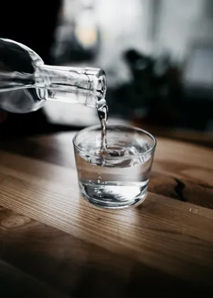 wasser Lauwarm und in grossen Mengen: Zum gesunden Wassertrinken gibts zig Theorien und Falschinformationen.