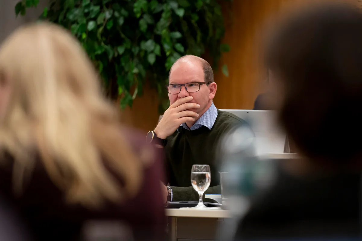 Jean François Rossier sitzt im Stadthaus, er hält sich die Hand vor den Mund und wirkt nachdenklich.