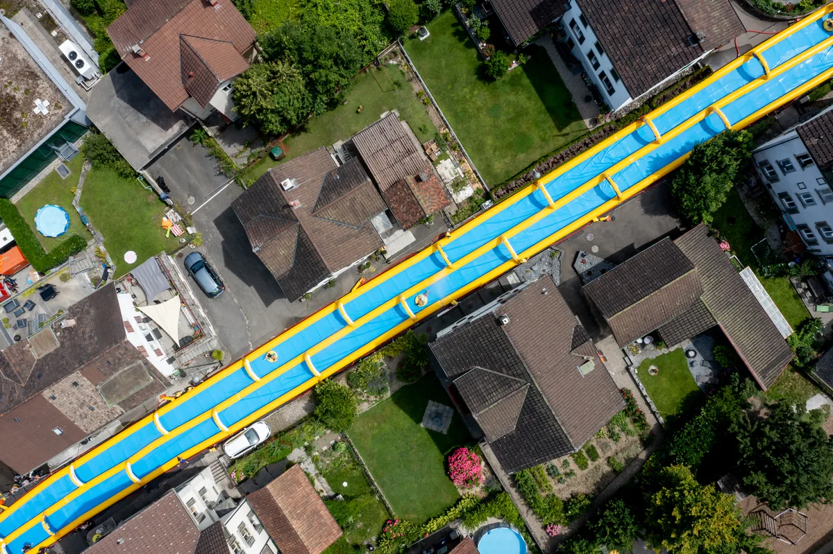 slidemycity-wasser-rueti-crm-19 Mit «Slide my City» kam die längste Wasserrutsche der Schweiz nach Rüti., Redaktorin Talina Steinmetz hat den Rutschspass ausprobiert.