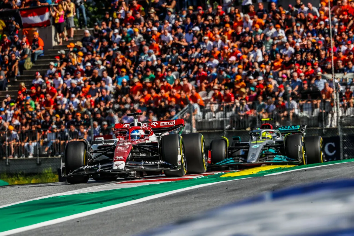 Valtteri Bottas vor Lewis Hamilton – und unzähligen holländischen Fans.