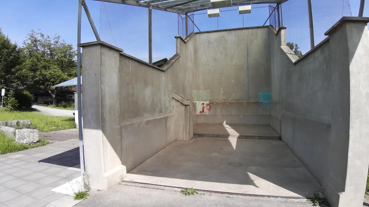 Eine Court des Zuos Fives Clubs, hier wird Eton Fives gespielt, der Court ist der Aussenwand der Kirche auf dem Areal des Eton Colleges nachempfunden.