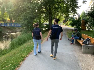 bild_von_ios_2 Patrouillenmitarbeitende der SIP Dübi markieren entlang der Glatt Präsenz., Mahdi Miri und Cordelia Guggenheim schauen vor dem Schulhaus Stägenbuck, ob alles in Ordnung ist.