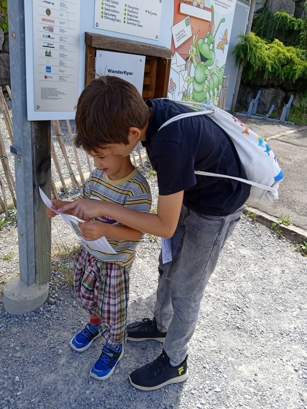 erlebniswegwildberg1 Silvan (11) und sein Bruder Julien (3) aus Sennhof besuchen den Freddy-Fratzel-Erlebnisweg zum ersten Mal., Freddy Fratzel freut sich immer über Post – und dank des Engagements des Vorstandes wird diese auch beantwortet. , «Wo versteckt sich bloss Freddy Fratzels verflixte Socke?», fragen sich Silvan und sein Bruder kurz vor dem Ziel., Zum Abschluss können noch Punkte beim Tannenzapfen-Werfen gesammelt werden., Glücklich und zufrieden im Ziel angekommen: «Ich würde sofort wieder meinen Jokertag dafür einsetzen.»