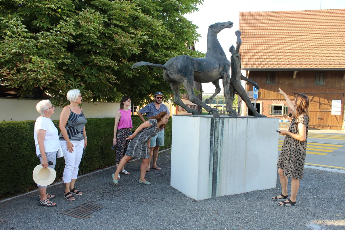 fuehrung_5 Auf einem Spaziergang durch Nänikon entdecken 15 Interessierte Kunst in der Öffentlichkeit.