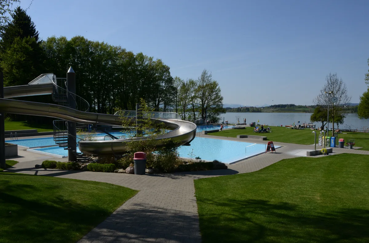 r3_badi-saison-eroffnung_pfaffikonzh_22042018_jam19 Im Uferbereich des Pfäffikersees hat die Polizei am Samstag einen Mann im Wasser gesucht. Am Sonntag wurde seine Leiche geborgen