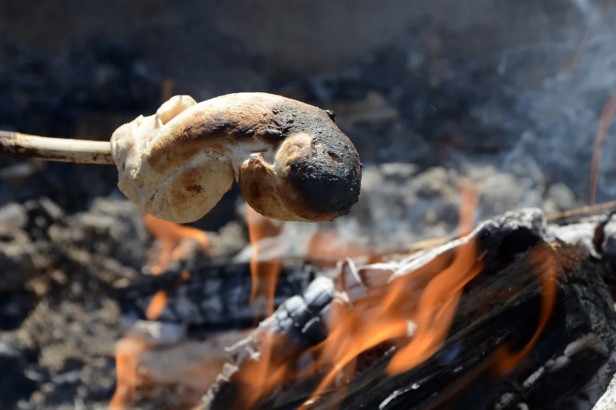 Angekokelt schmeckts am besten: Schlangenbrot, über dem offenen Feuer gebacken., Um das Geschmackserlebnis noch zu intensivieren, haben wir diesem Rezept mediterrane Zutaten beigefügt,
