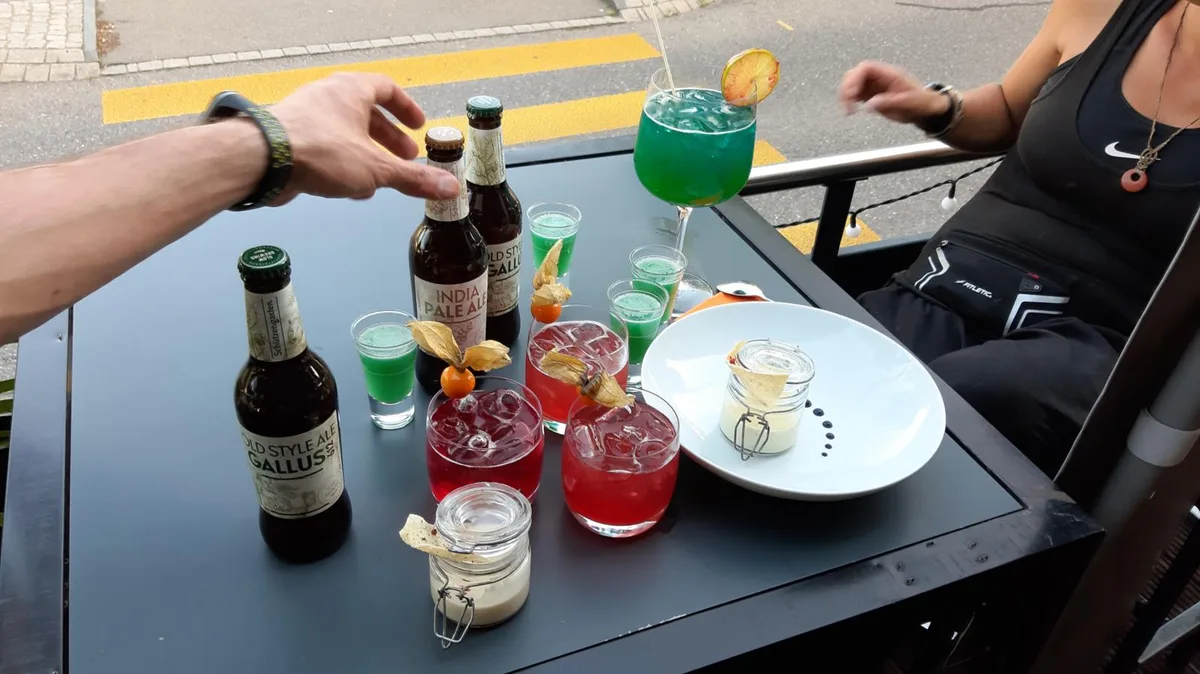 Drinks, Shots und Bier auf einem Tisch auf der Terrasse der Smokin' Mad BarBQ in Dübendorf.