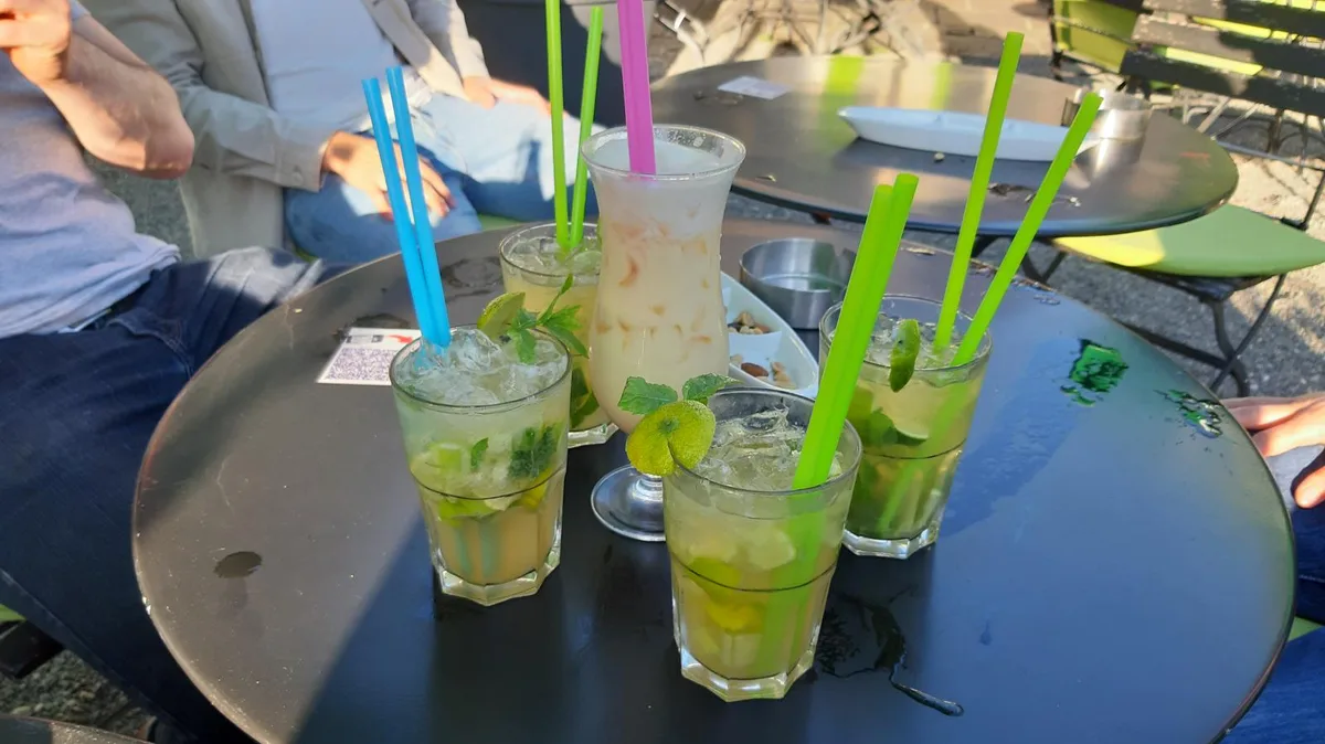 Drinks auf einem Tisch der Castro-Shishabar in Dübendorf