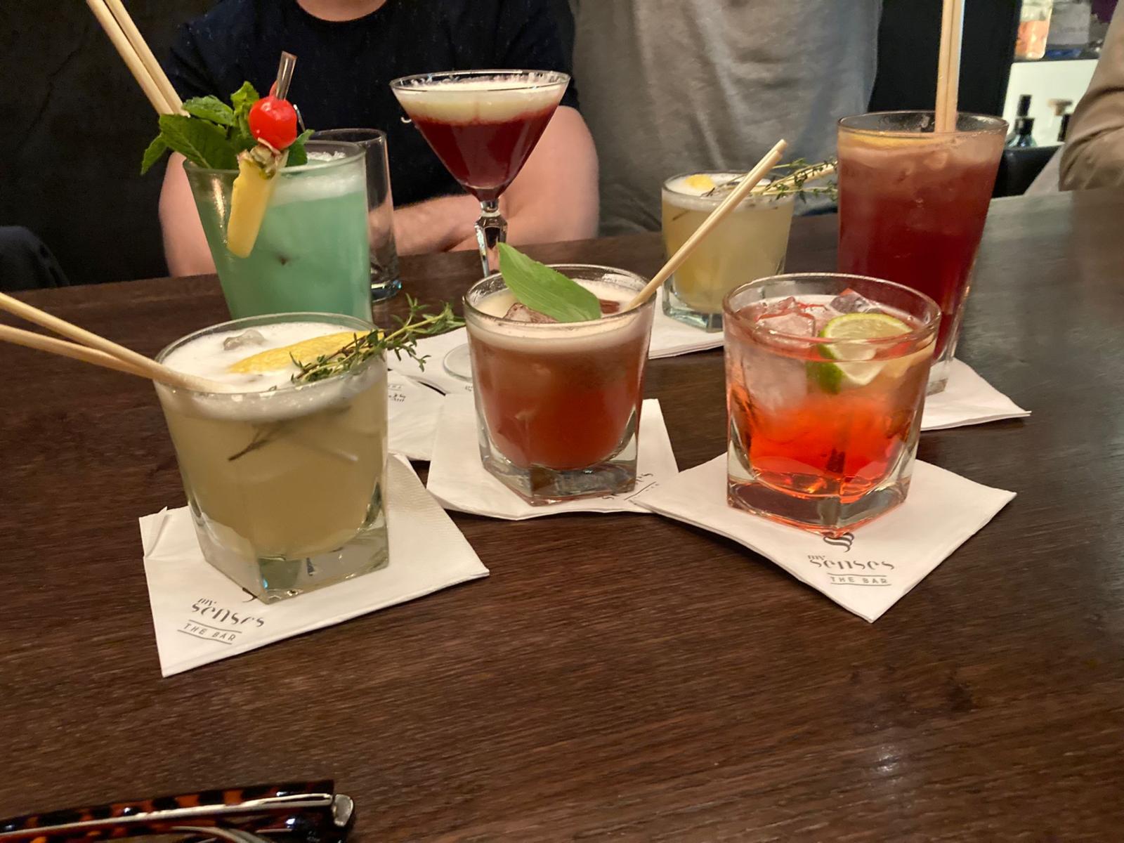 Drinks auf einem Tisch der Bar My Senses in Dübendorf