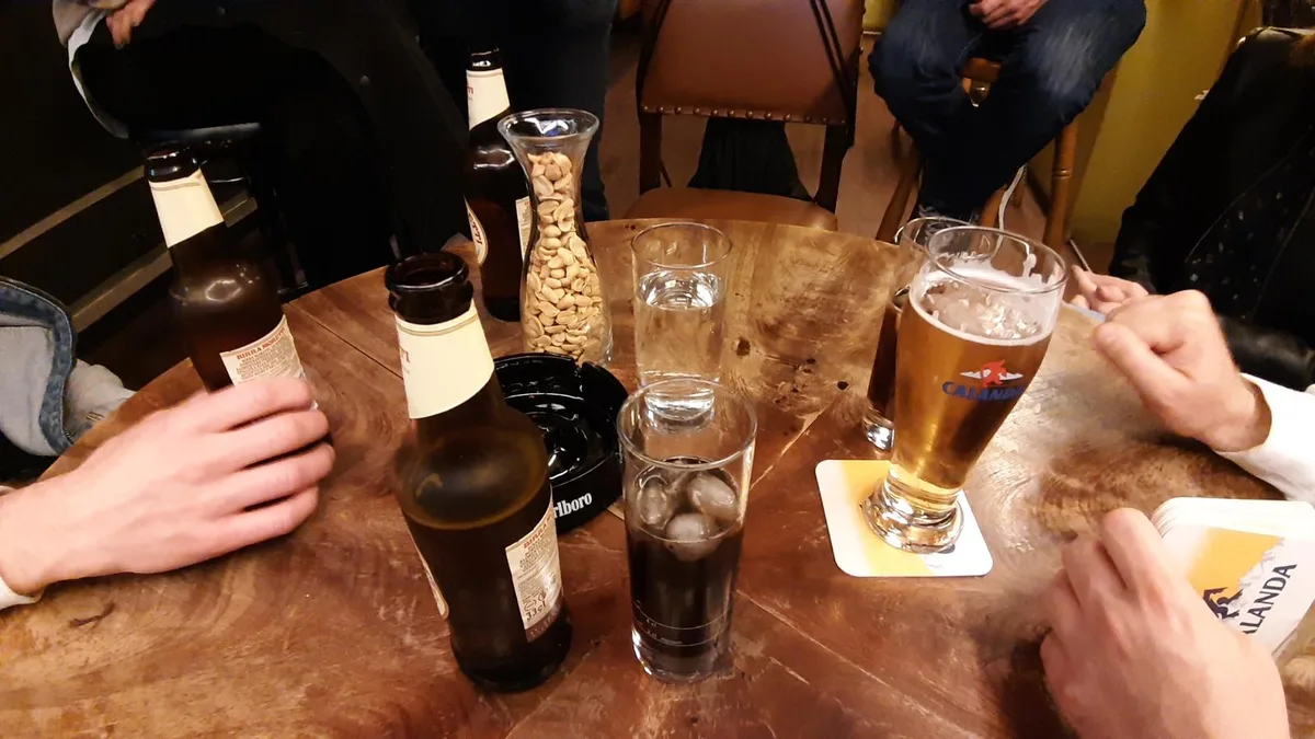 Drinks und Bier auf dem Tisch in der Charly Bar in Dübendorf.