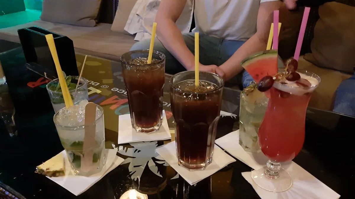 Drinks und Bier auf dem Tisch in der Coconut Bar in Dübendorf.