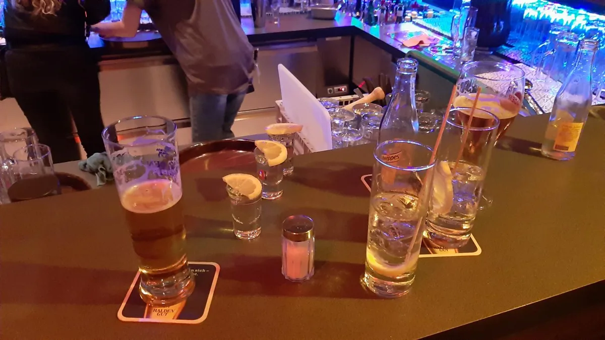 Drinks und Shots auf dem Tresen im Shannon Pub Dübendorf.