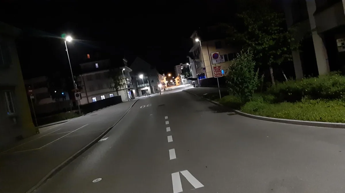 Bahnhofstrasse mit Schlagseite auf der Höhe der neuen Glatt-Brücke.