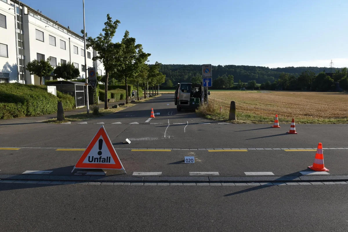 Unfallstelle mit beteiligtem Lieferwagen: Hier wurde ein Velofahrer verletzt.
