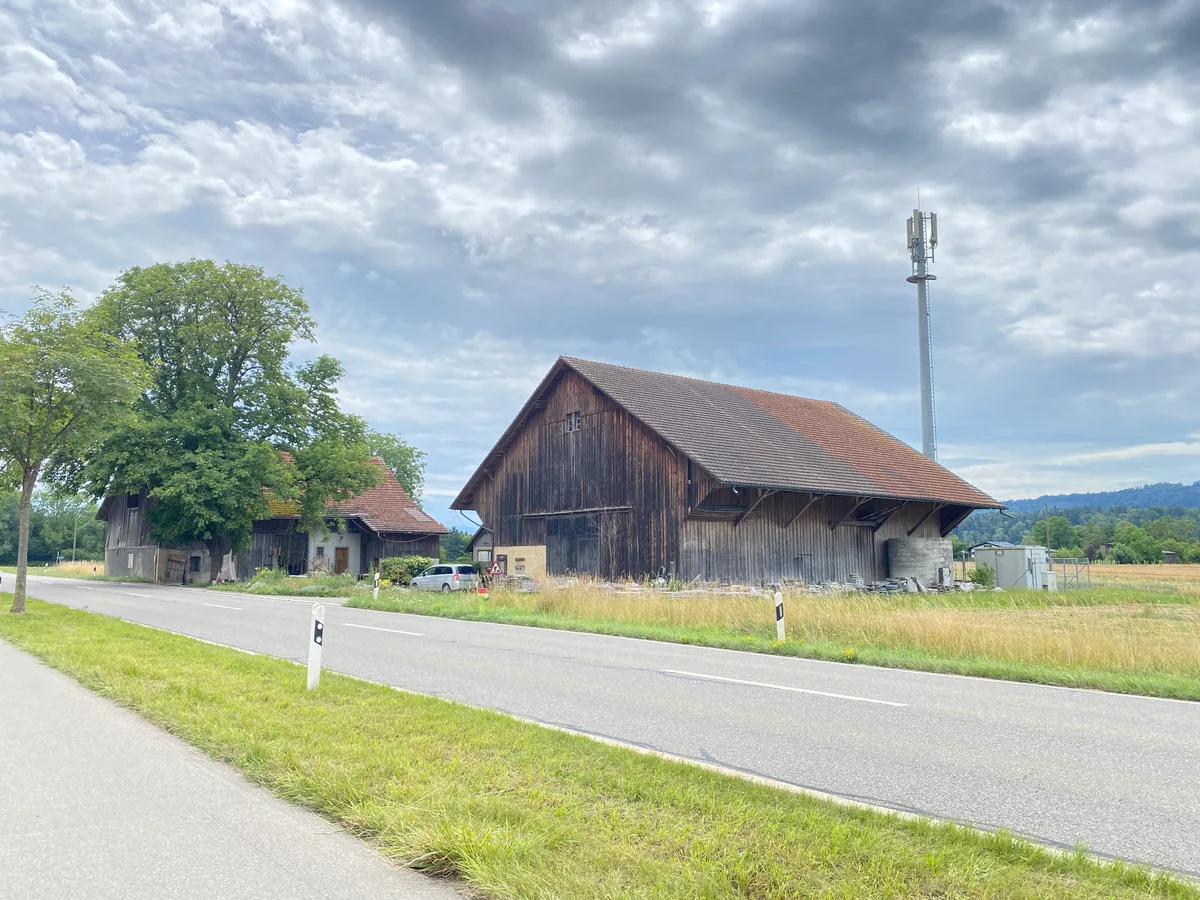 gebaeude_moenchaltorf_9 Das ist er: der neue Hof der Jucker Farm in Mönchaltorf., Direkt neben dem neu gepachteten Hof wächst der Hafer für den hofeigenen Haferdrink., Ansonsten läuft noch nicht viel.