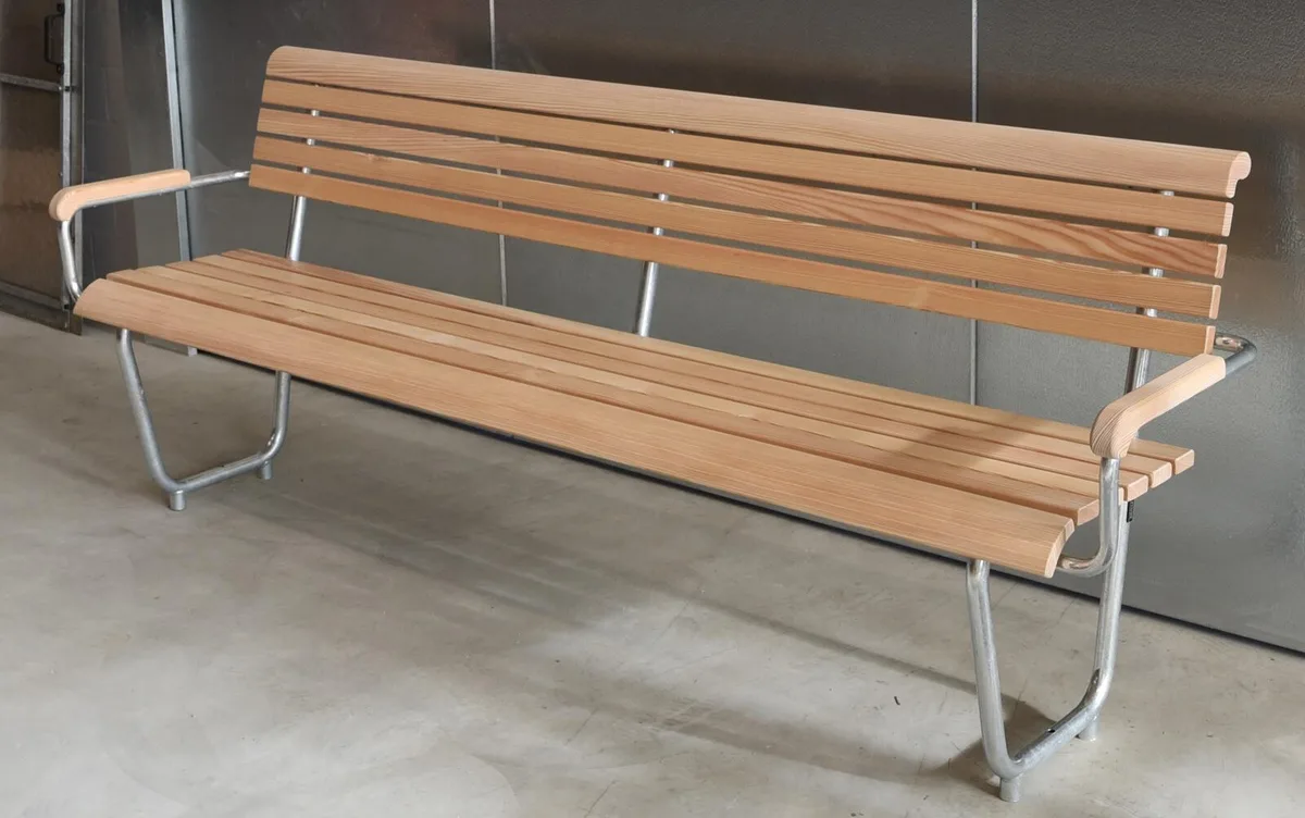 wetzikon_sitzbank_nr-_7 Eine der drei ausgewählten Sitzbank-Favoriten der Wetziker Bevökerung: Klassische Sitzbank mit Armlehnen aus Holz undMetall. , Die moderne Holzsitzbank mit geschwungenem Sitzfeld ist der zweite Favorit der Wetziker Bevölkerung. , Schlichtes, modernes und formschönes Bänkli, der dritte Sitzbank-Favorit der Bevölkerung von Wetzikon.