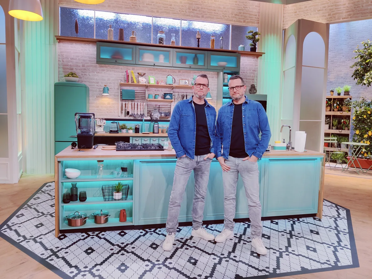 Matthias (links) und Roland Portmann im Kochstudio.