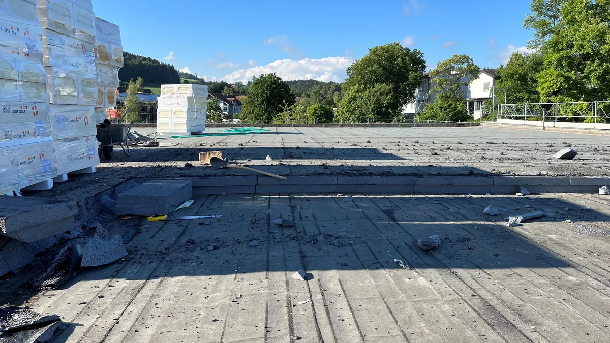 Die Arbeiten auf dem Dach sind in vollem Gang. , Damit die Sanierung nach plan läuft, ist man auf gutes Wetter angewiesen.
