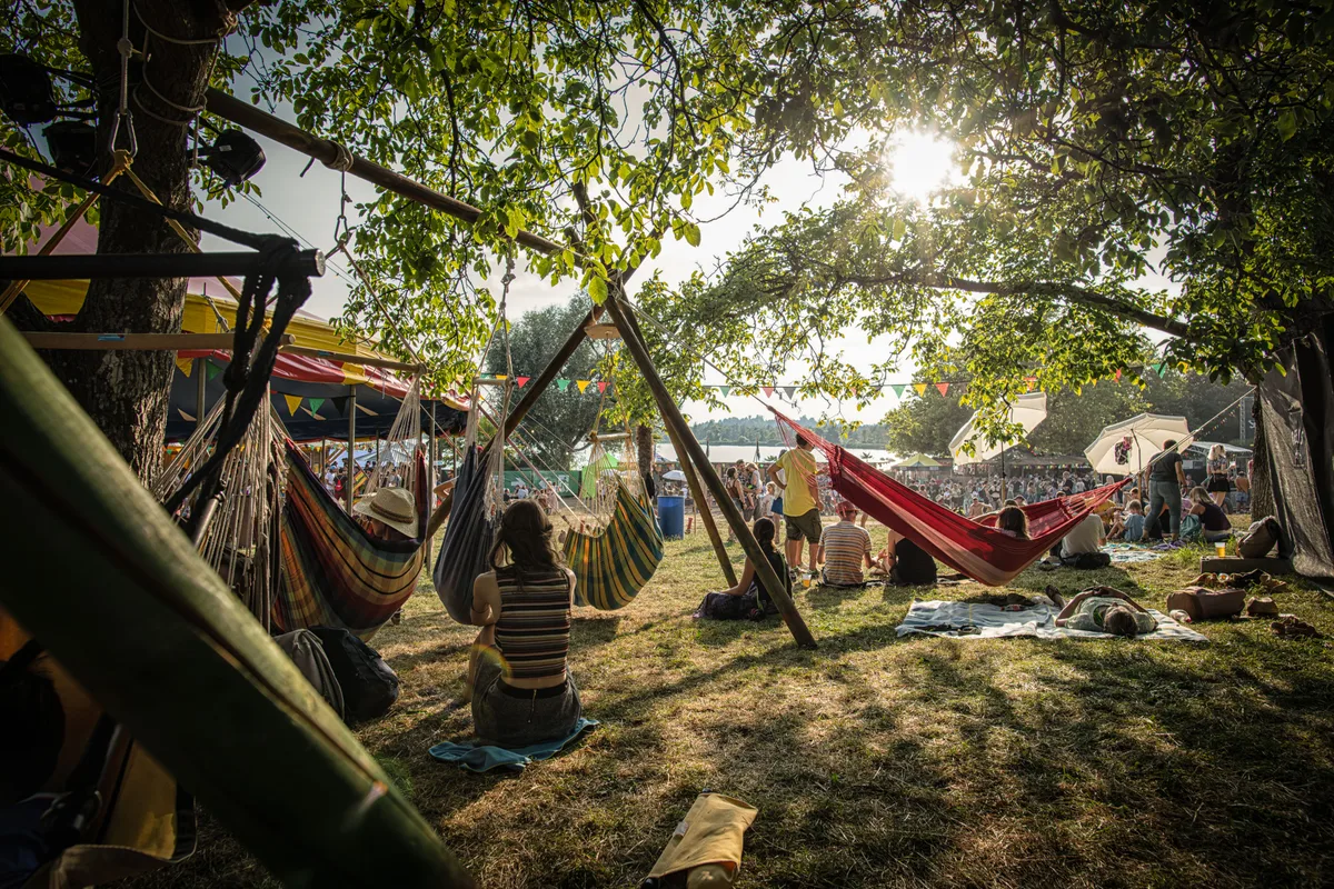 Sommer, Sonne, Sonnenschein - für den ersten Abend am Pfäffiker Seequai waren die Bedingungen perfekt. , Die Besucher reisten in strömen herbei. , Gross war die Freude, wieder zu Reggae-Klängen feiern zu können. , Bei Reggae sind auch die Dreadlocks nicht weit zu suchen. , Und schon ging es los mit der Musik. , Die Besucher feierten ausgelassen. , Der Gentleman's Dub Club heizte am Seequai ein., Krawatte am Reggae-Festival? Das geht auch!
