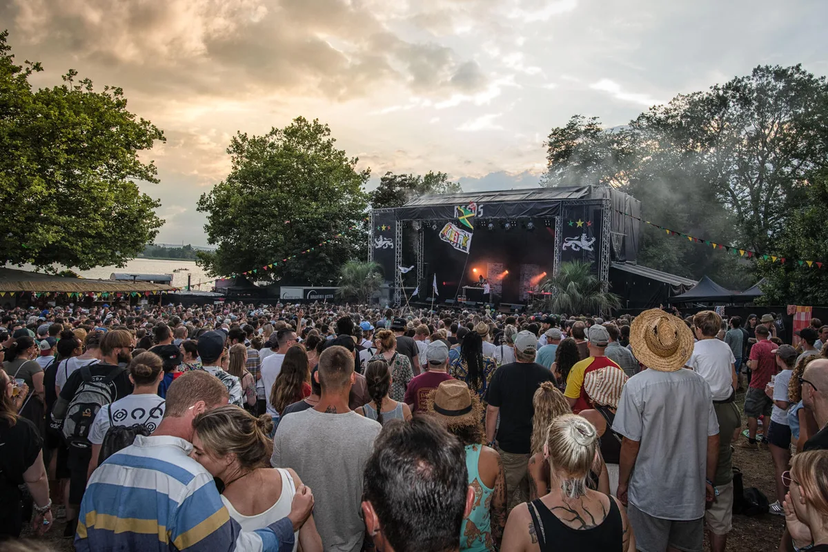 Gute Stimmung und restlos ausverkauft: Das Reeds am Samstag-Abend. , Tickets gab es an der Tageskasse keine mehr zu kaufen. , Stereo Luchs auf der Reeds-Bühne. , Auch Phenomden trat am Festival auf und begeisterte die Zuschauer. , Phenomden und Stereo Luchs performten auch zusammen einen Song. , Die Begeisterung am Reeds kannte keine Grenzen. , Sommer-Feeling mit Reggae-Klängen am Päffikersee., Die Besucher am Reeds hatten ihren Spass. , Begeisterung bei Stereo Luchs und Phenomden., Stimmungsvoller Abend in Pfäffikon.