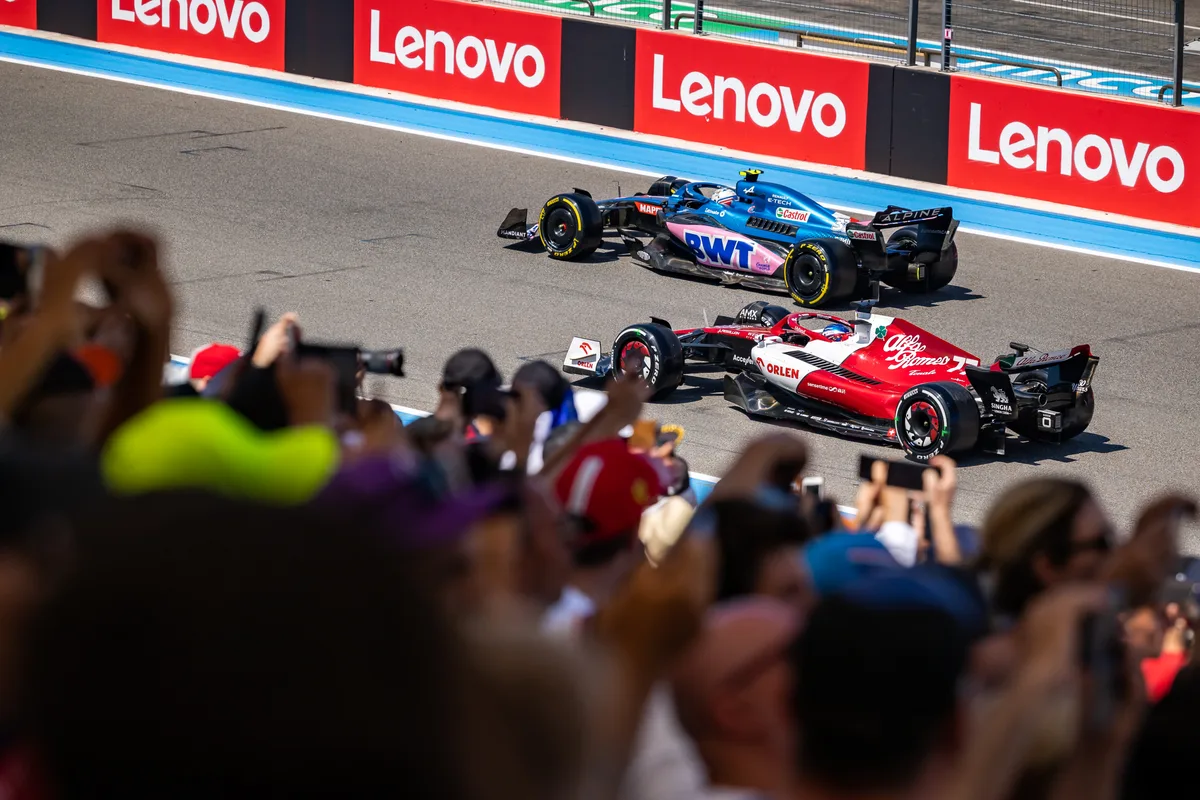 Valtteri Bottas im Alfa Romeo hinter dem Alpine von Esteban Ocon: So knapp war es in Frankreich nur beim Start.