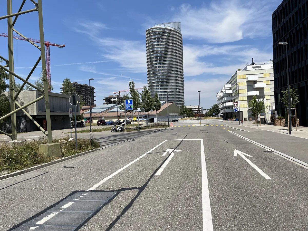 Der Autofahrer hat sich nach dem Unfall entfernt, ohne dem Töfffahrer zu helfen.