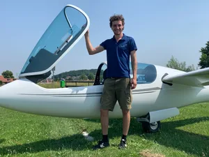 bild_von_ios_19 Matteo Merk aus Dübendorf hat als Jungflieger schon mehrere Nationale Auszeichnungen gewonnen, zuletzt an der Junioren SM. , Vom Flugfeld in Winterthur startet er so oft wie möglich in die Lüfte., Der 21-Jährige strebt dabei vor allem längere Überflüge über eindrückliche Landschaften an., Ein Flug über die Alpen kann auch mal mehrere Stunden dauern.