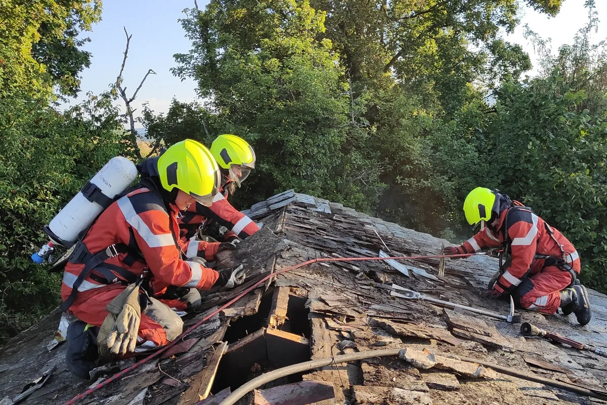 Die Feuerwehr Wetzikon-Seegräben musste einen Teil des Daches nach dem Löschen abdecken., Die Flammen konnten rasch gelöscht werden., Während des Sonnenaufganges am frühen Morgen war der Rauch gut zu sehen.