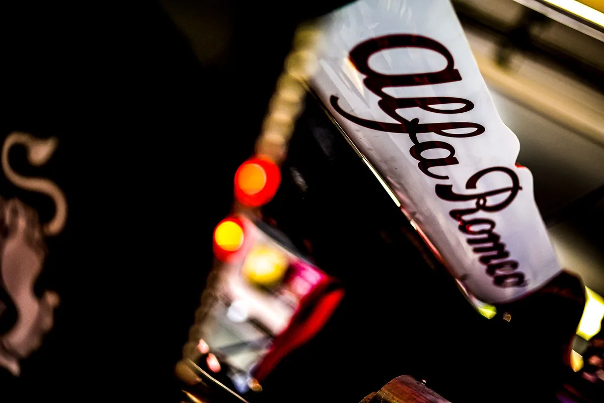 Alfa-Schriftzug auf dem Sauber-Heckflügel: Die Italiener bleiben Titelsponsor beim Hinwiler Team.