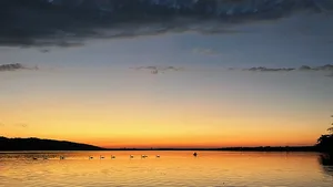 manuel_weber_aus_uster_abendstimmung_am_greifensee_mit_schwanenformation Platz 1 mit 81 Stimmen: Schwanenformation auf dem abendlichen Greifensee, Platz 2 mit 28 Stimmen: Ein Häschen in einem Garten in Grafstal, Platz 3 mit 26 Stimmen: Ein Pfauenauge bekommt Gesellschaft in Bauma, Platz 4 mit 5 Stimmen: Das Schloss Uster unter einem schönen Abendhimmel, Platz 5 mit 4 Stimmen: Ein junges Taubenschwänzchen geniesst den Nektar eines Sommerflieders in Oberillnau
