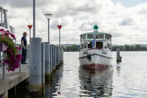 uster_23082021_sgg_crm_4 Im Hafen Maur wachsen offenbar Laichkräuter besonders gut, was die Schifffahrt vor Probleme stellt., Nicht zum ersten Mal in den letzten Jahren ist dieser Tage der Steg in Mönchaltorf von der Schifffahrt abgeschnitten.